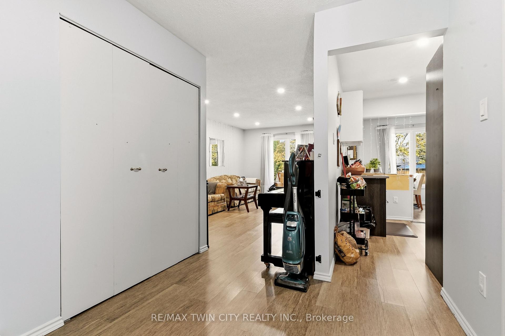 Photo 4 of 82 Beaver Crescent, Brantford, Lynden Hills — HOMEH