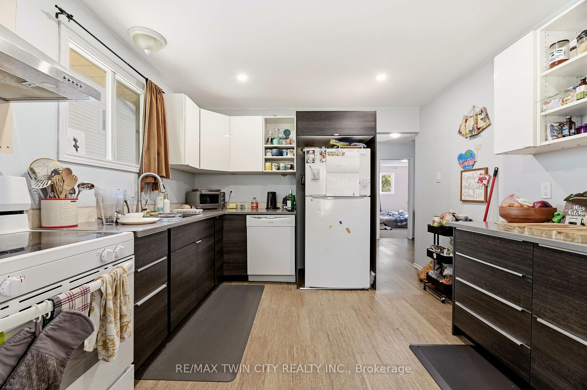Photo 5 of 82 Beaver Crescent, Brantford, Lynden Hills — HOMEH