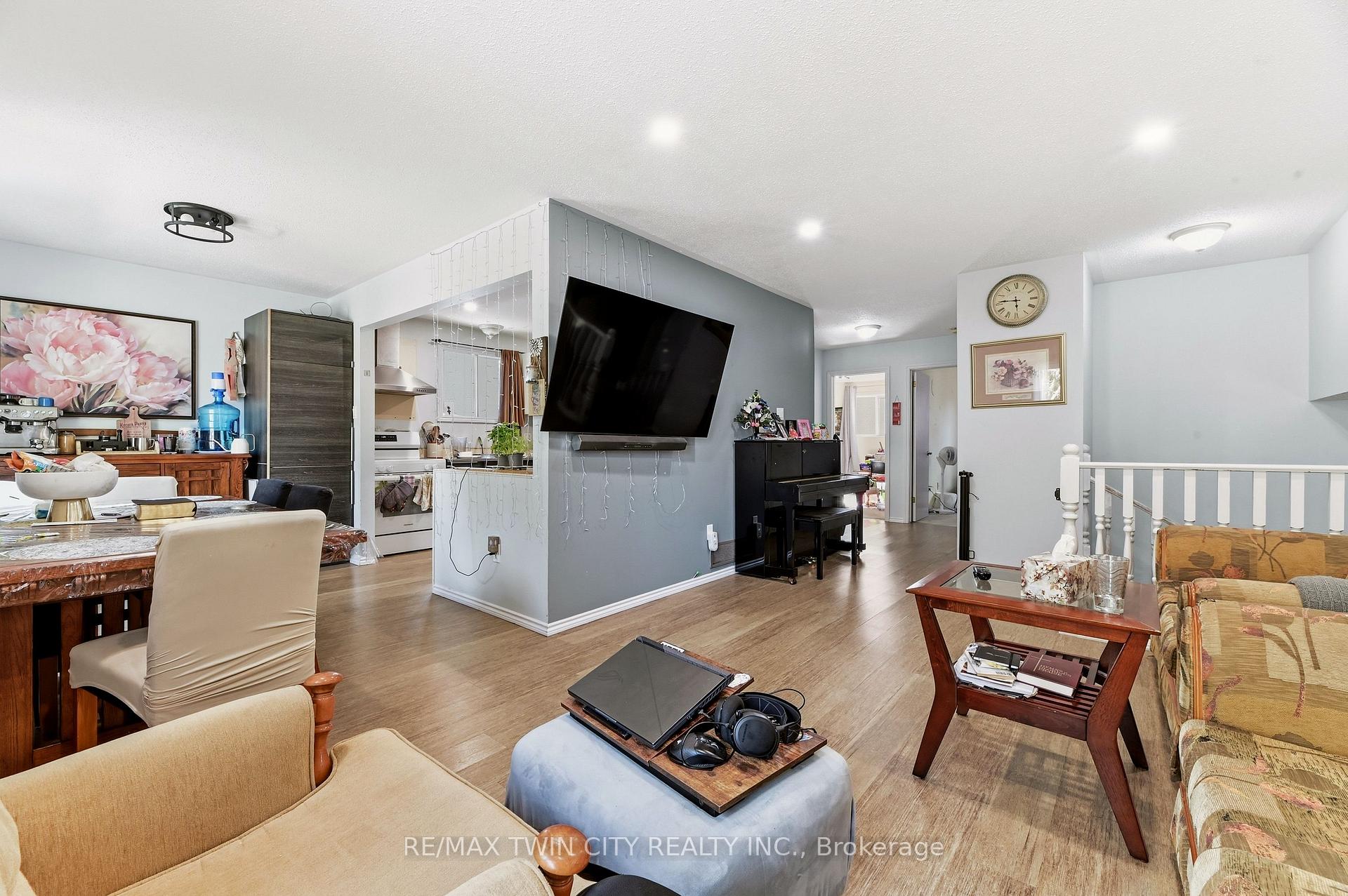 Photo 9 of 82 Beaver Crescent, Brantford, Lynden Hills — HOMEH