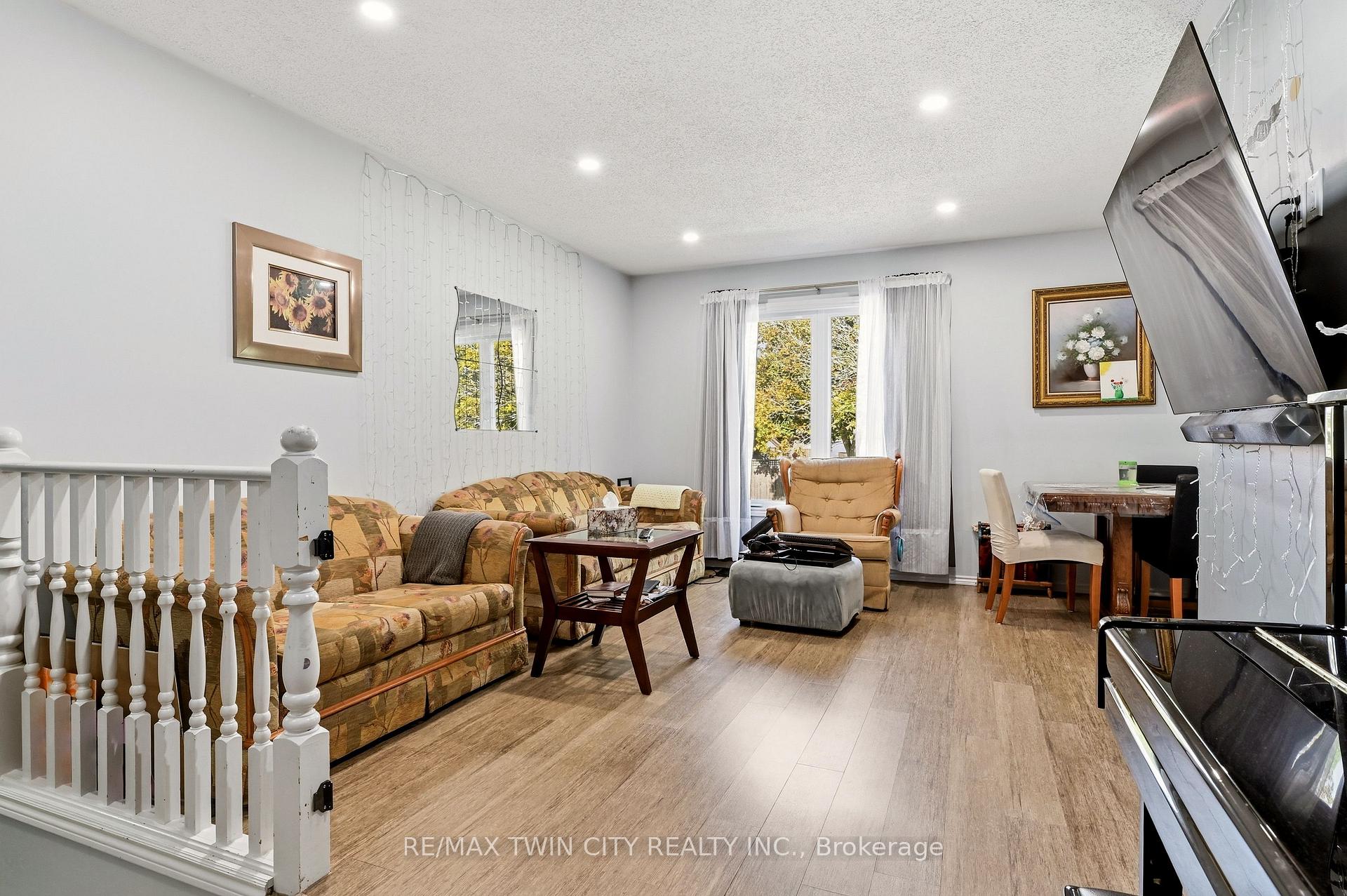Photo 10 of 82 Beaver Crescent, Brantford, Lynden Hills — HOMEH