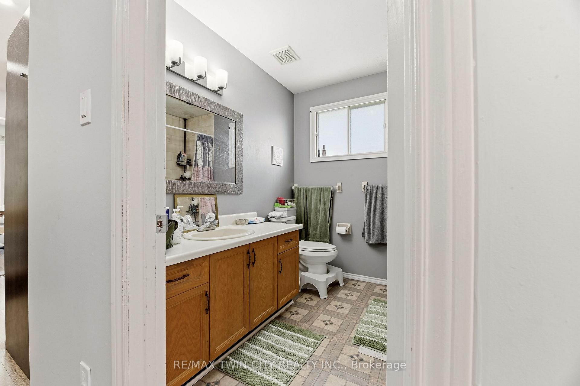 Photo 13 of 82 Beaver Crescent, Brantford, Lynden Hills — HOMEH