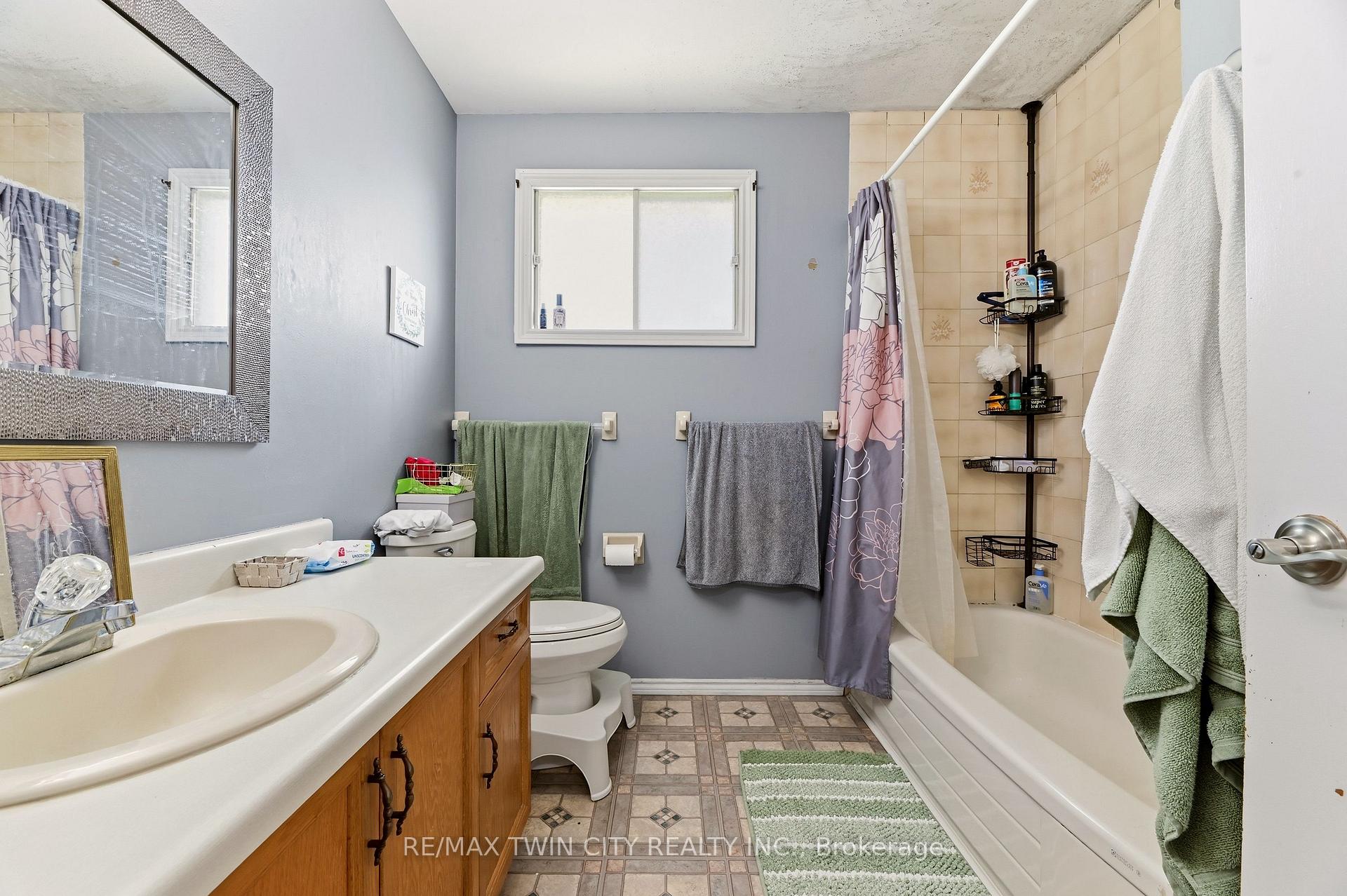 Photo 14 of 82 Beaver Crescent, Brantford, Lynden Hills — HOMEH