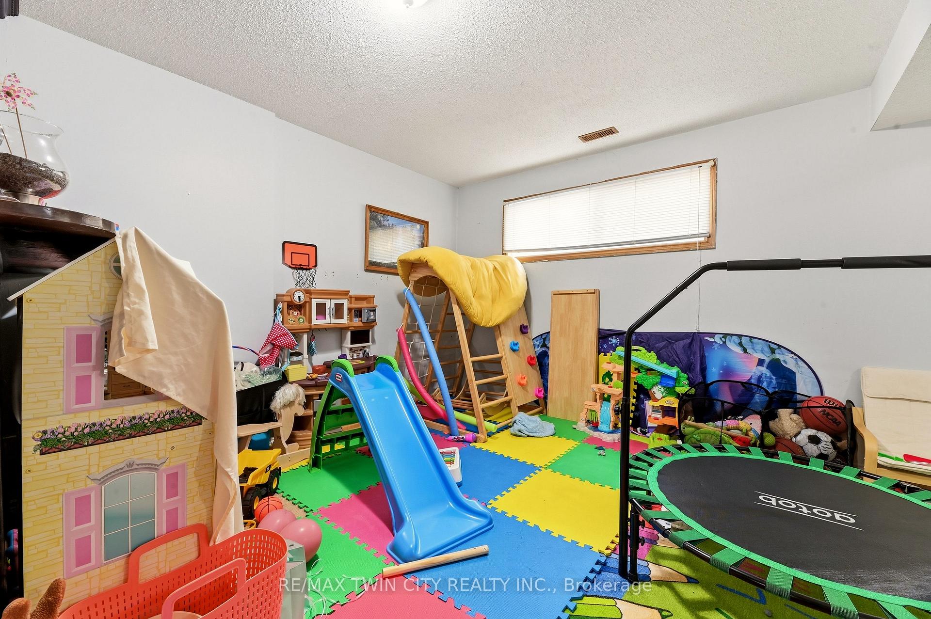 Photo 17 of 82 Beaver Crescent, Brantford, Lynden Hills — HOMEH