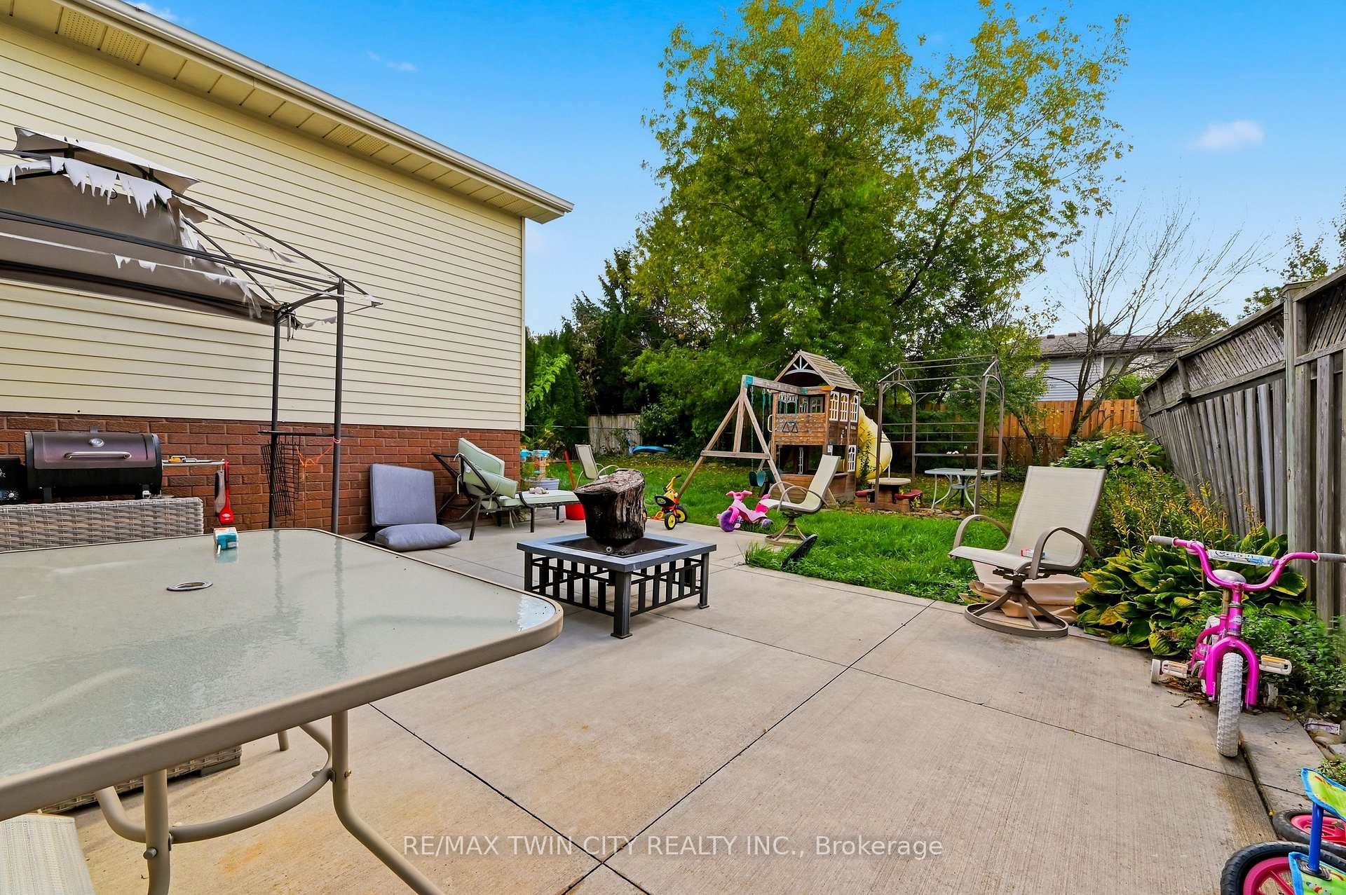 Photo 23 of 82 Beaver Crescent, Brantford, Lynden Hills — HOMEH