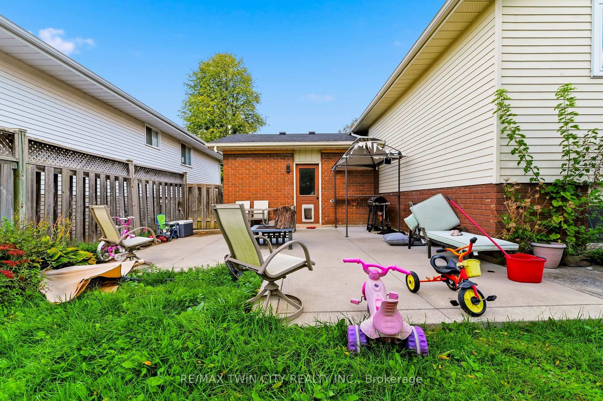 Photo 24 of 82 Beaver Crescent, Brantford, Lynden Hills — HOMEH