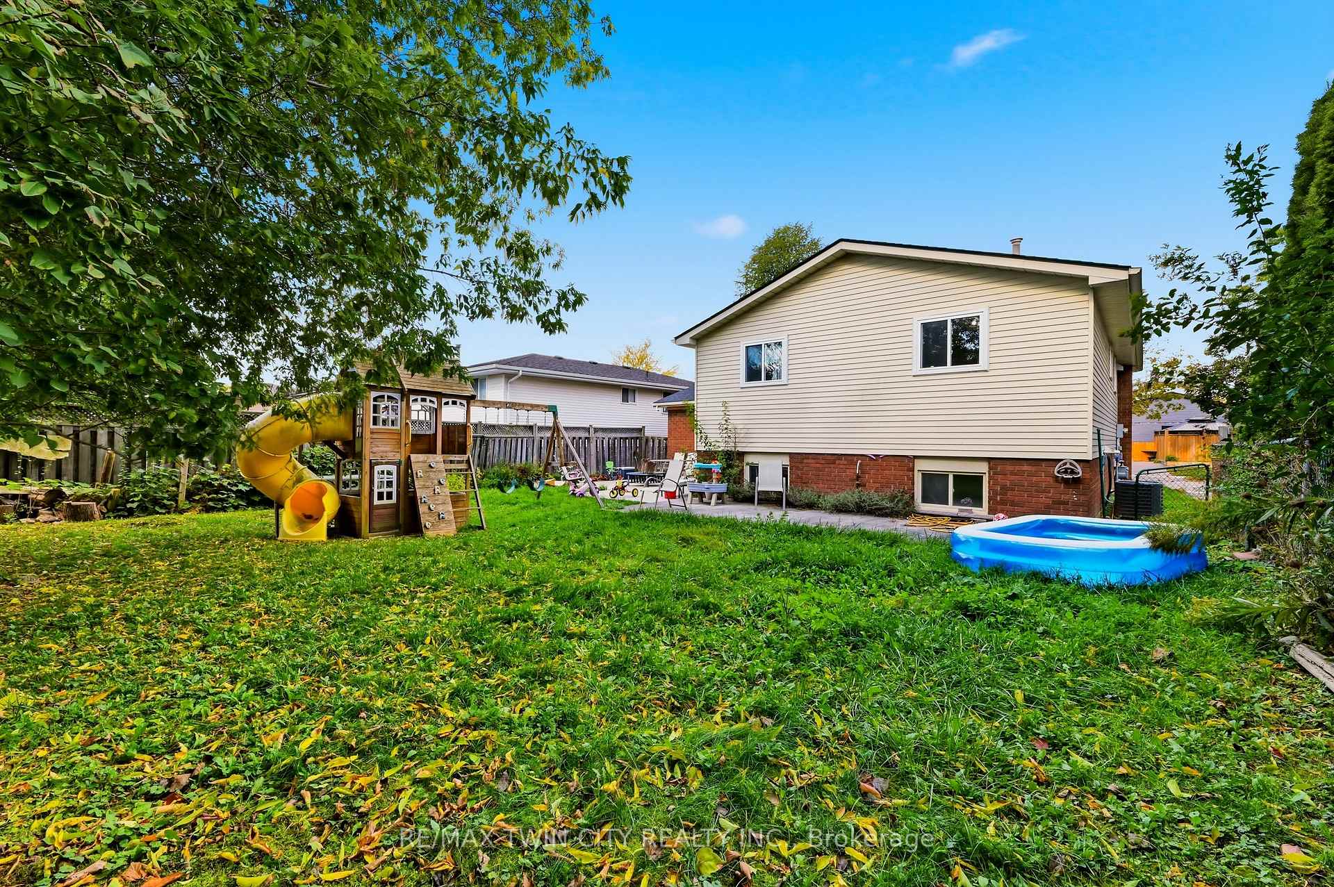 Photo 26 of 82 Beaver Crescent, Brantford, Lynden Hills — HOMEH
