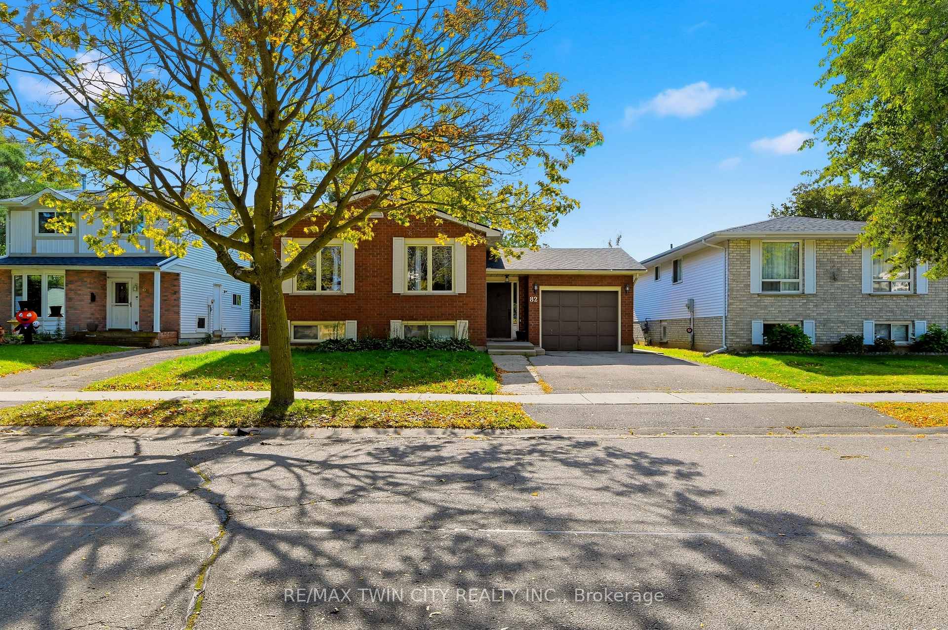Photo 29 of 82 Beaver Crescent, Brantford, Lynden Hills — HOMEH