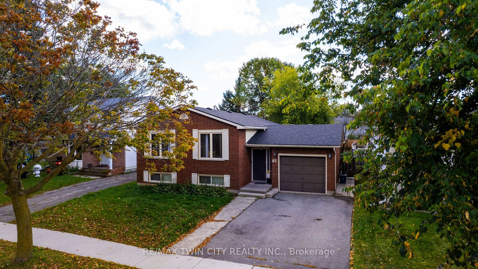 Photo 30 of 82 Beaver Crescent, Brantford, Lynden Hills — HOMEH