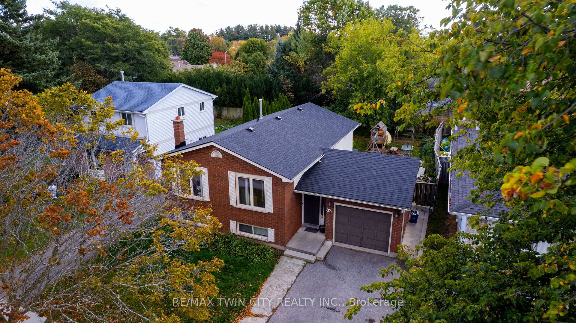 Photo 31 of 82 Beaver Crescent, Brantford, Lynden Hills — HOMEH