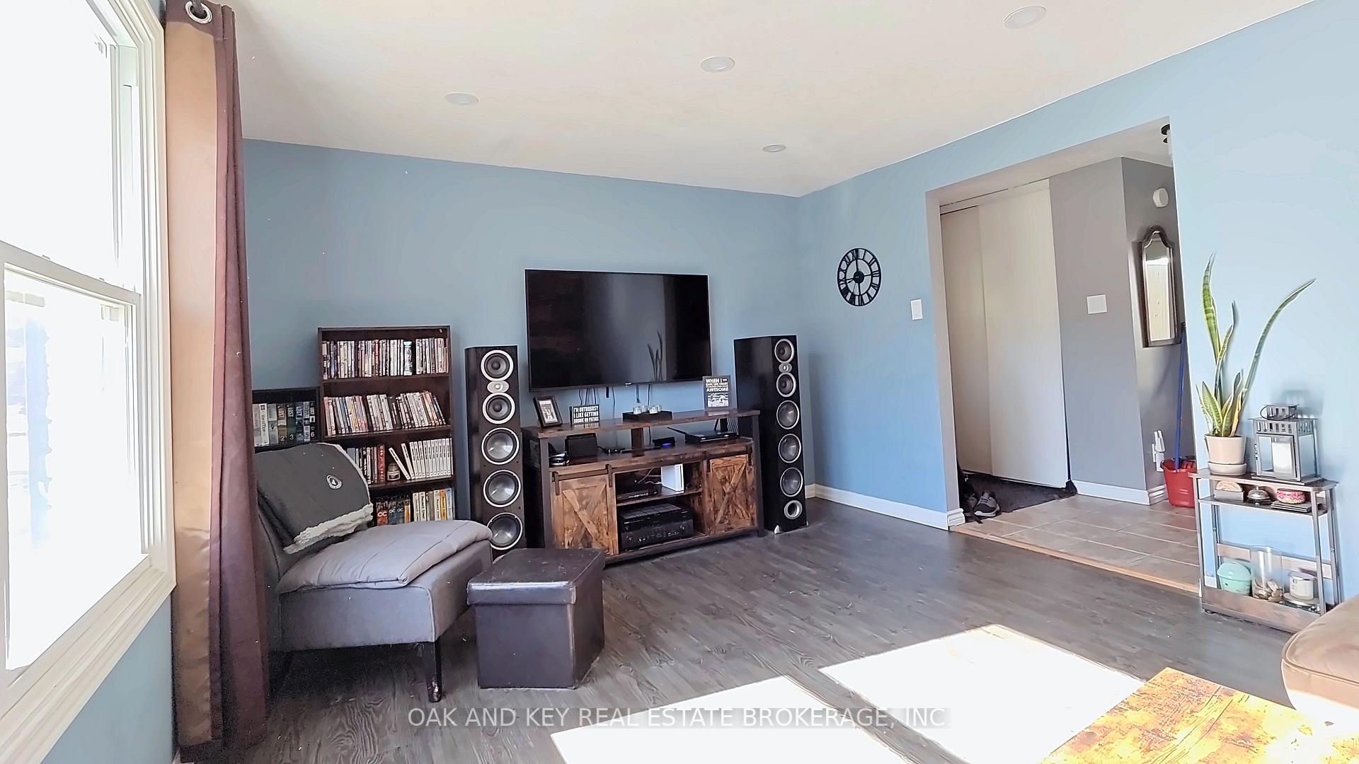 Photo 9 of 25 Timberlane Crescent, Kitchener, Forest Heights — HOMEH
