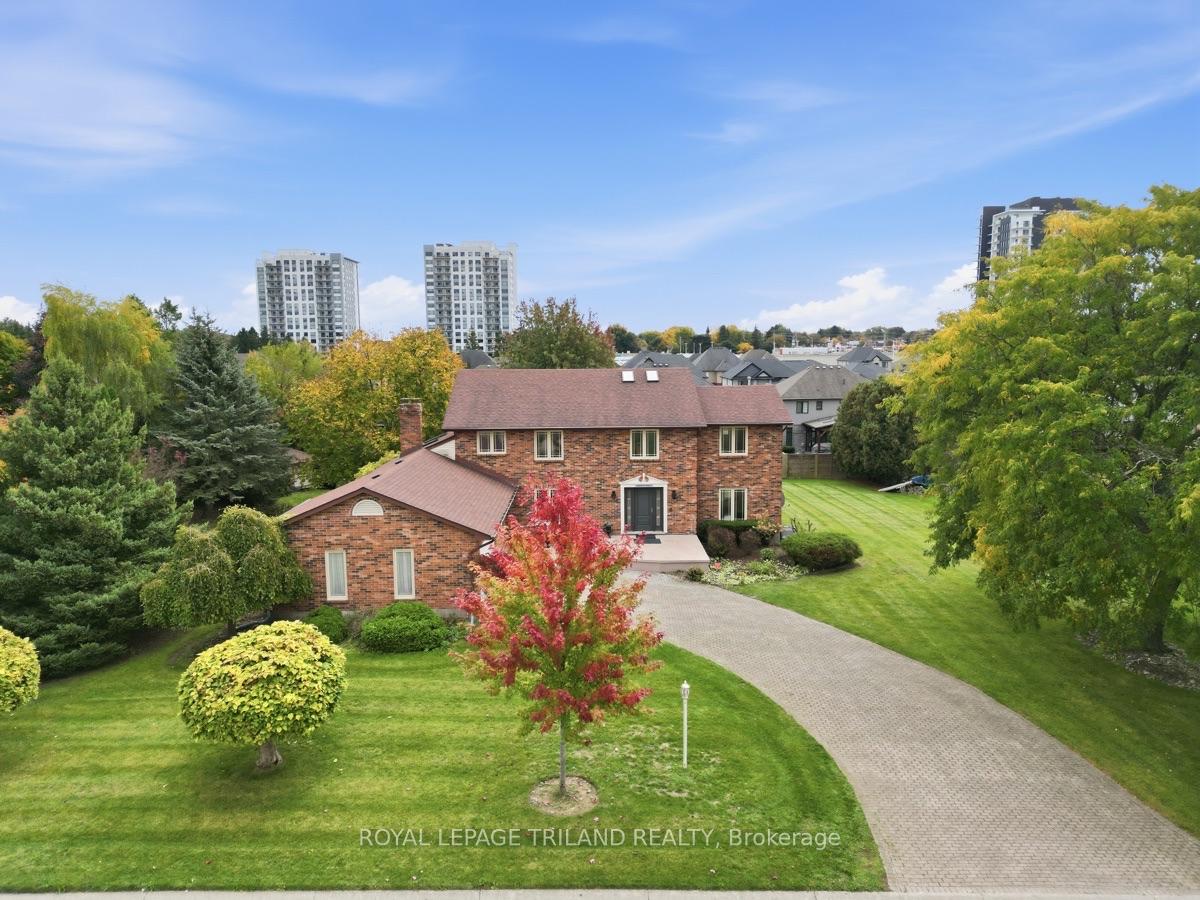 Photo 2 of 716 Franklinway Crescent, London, North R — HOMEH