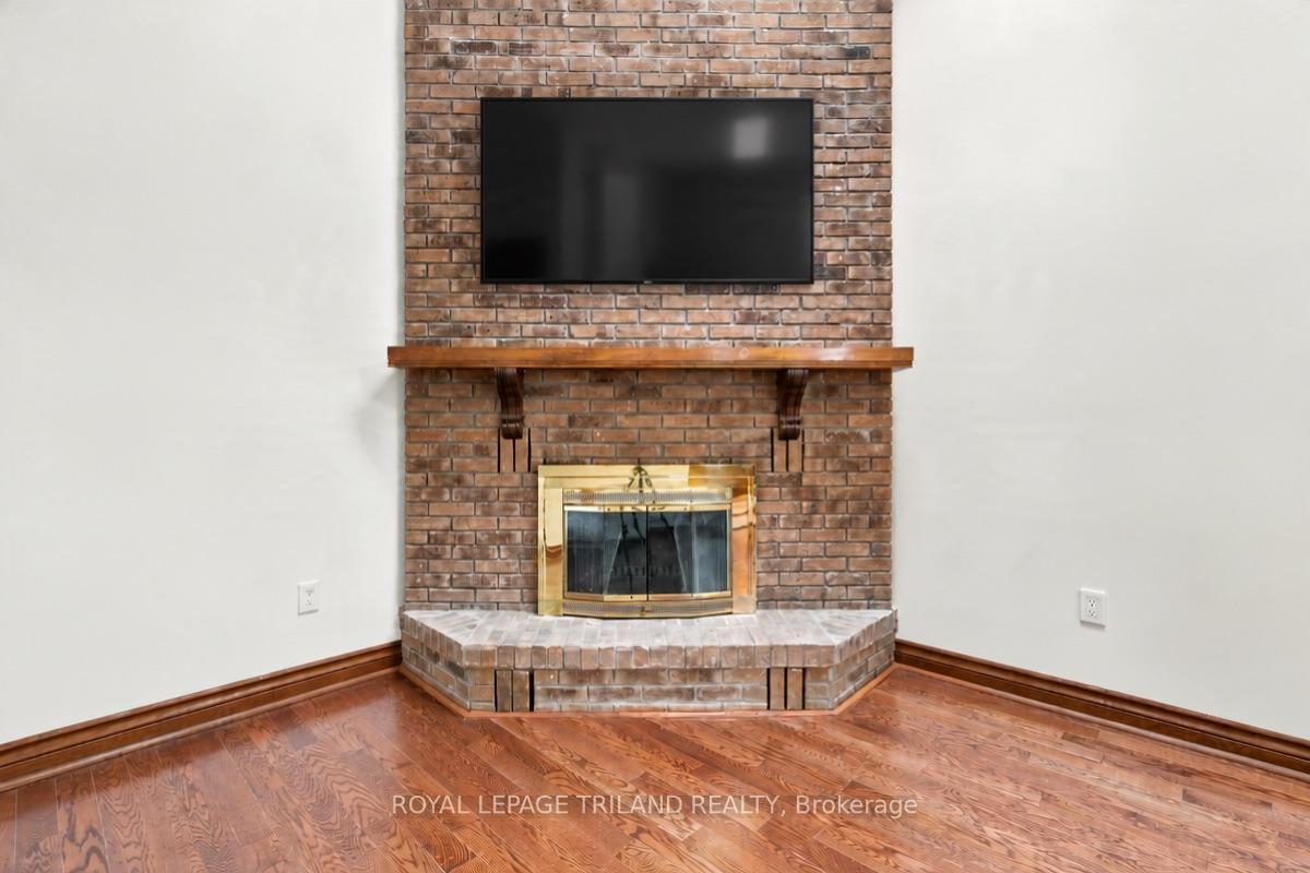 Photo 9 of 716 Franklinway Crescent, London, North R — HOMEH