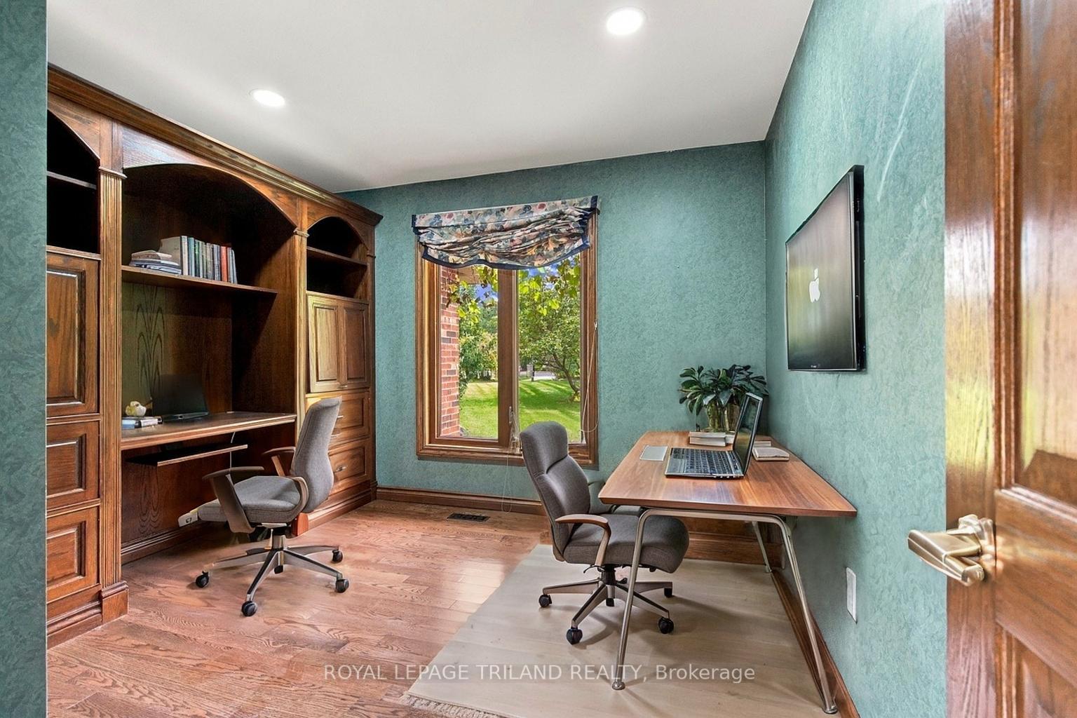 Photo 10 of 716 Franklinway Crescent, London, North R — HOMEH