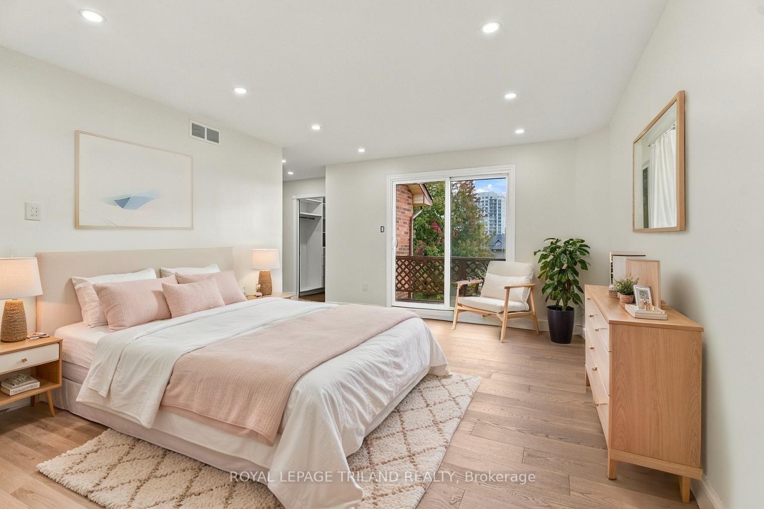Photo 20 of 716 Franklinway Crescent, London, North R — HOMEH