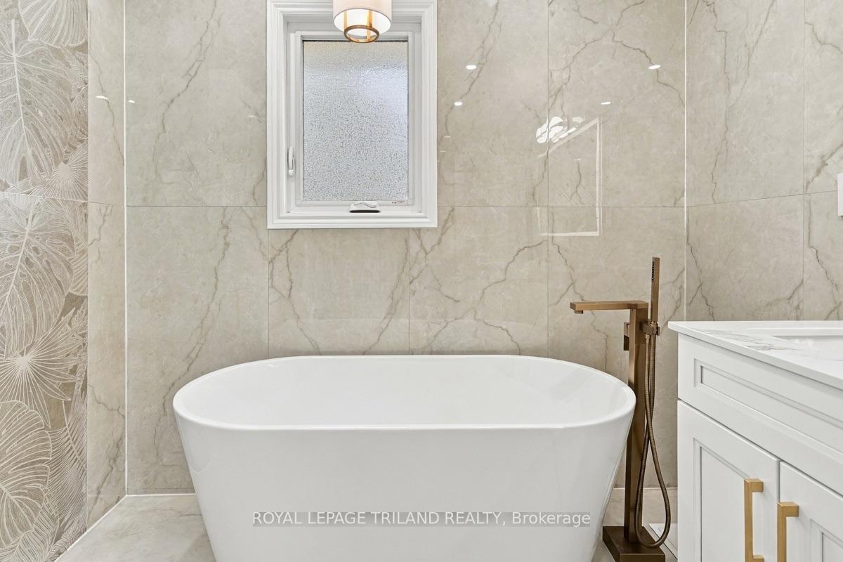 Photo 24 of 716 Franklinway Crescent, London, North R — HOMEH