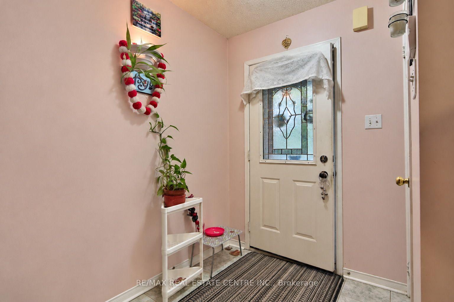 Photo 3 of 180 Cresthaven Road, Brampton, Snelgrove — HOMEH