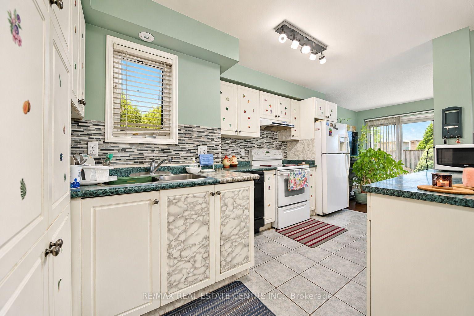 Photo 7 of 180 Cresthaven Road, Brampton, Snelgrove — HOMEH