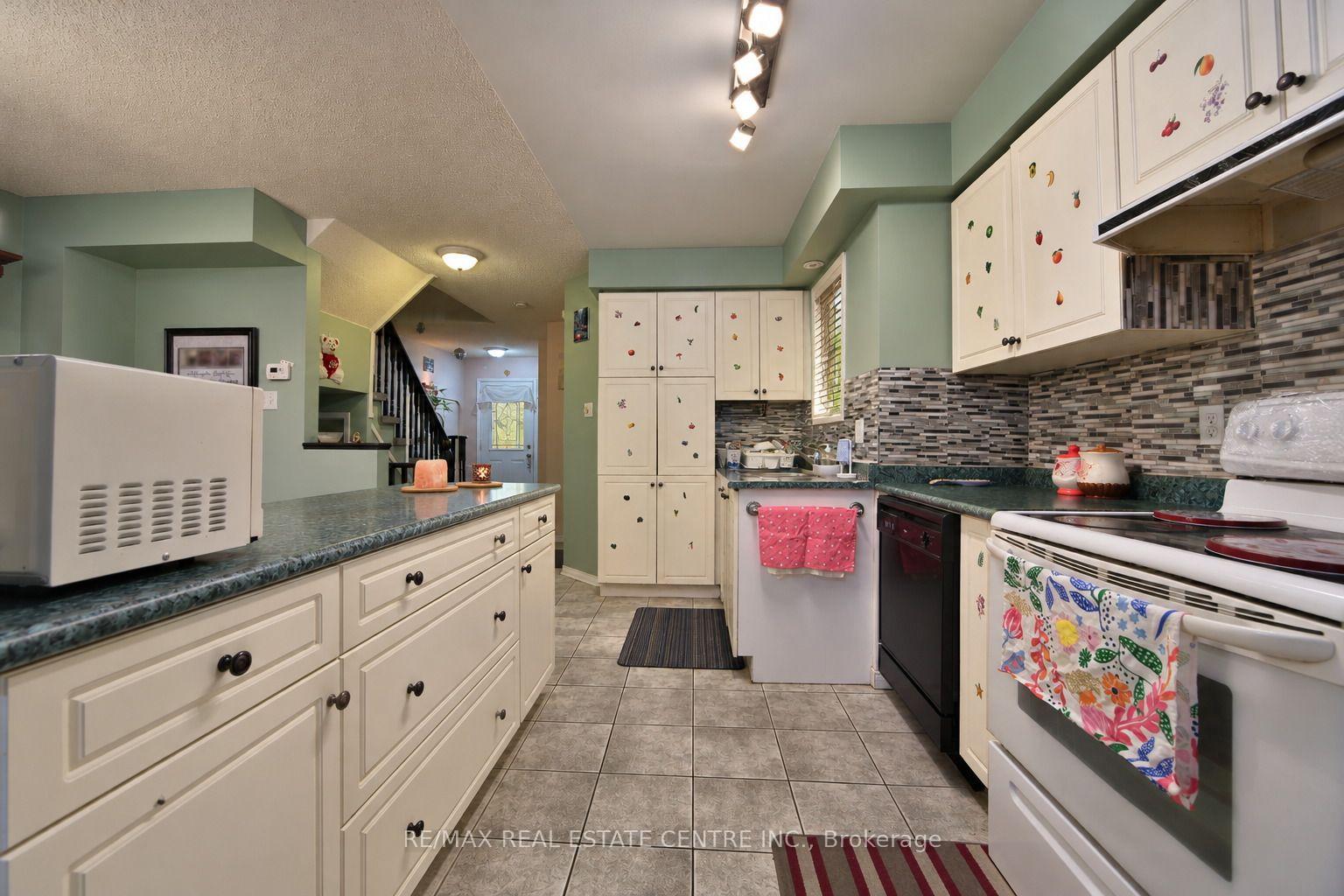 Photo 9 of 180 Cresthaven Road, Brampton, Snelgrove — HOMEH