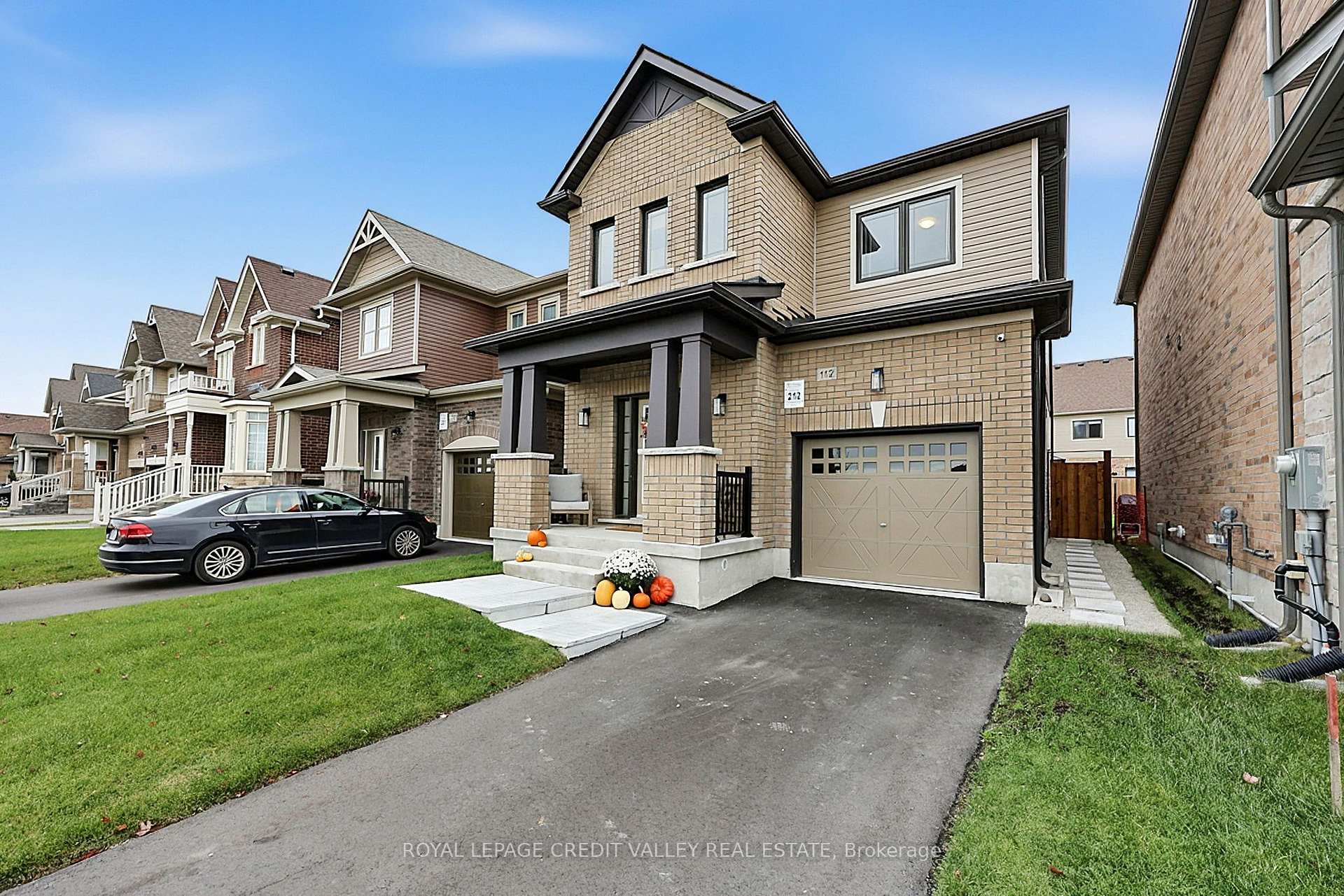 Photo 5 of 112 Lorne Thomas Place, New Tecumseth, Alliston — HOMEH
