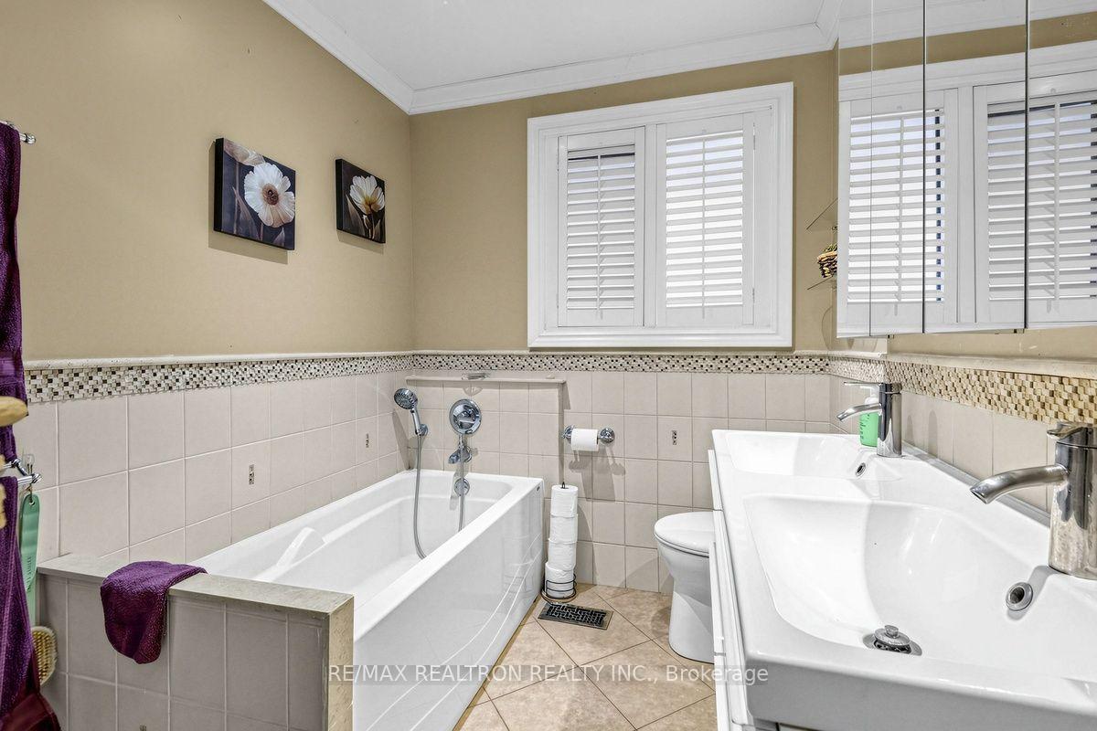 Photo 20 of 25 Massingham Road, Etobicoke, Eringate-Centennial-West Deane — HOMEH