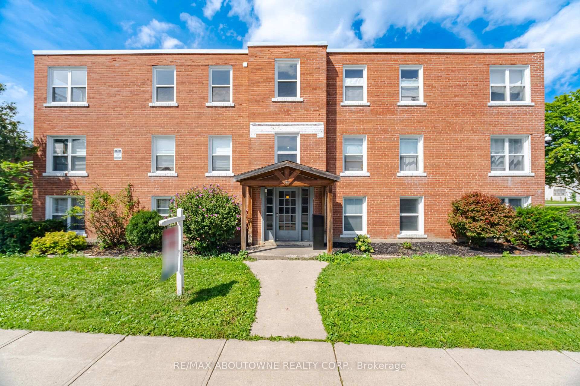 Photo 1 of Unit 1, 133 North Service Road E, Oakville, College Park — HOMEH