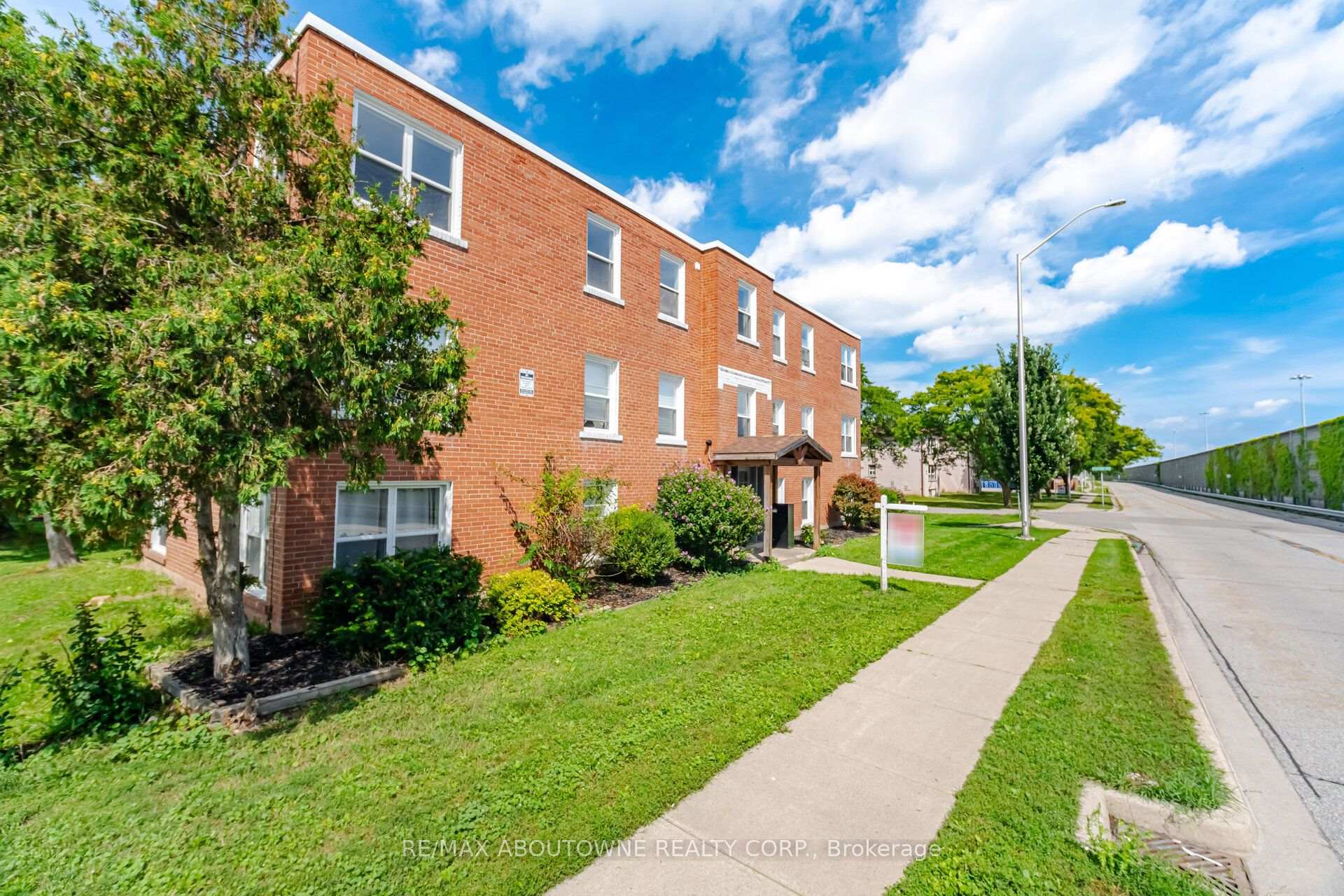 Photo 2 of Unit 1, 133 North Service Road E, Oakville, College Park — HOMEH