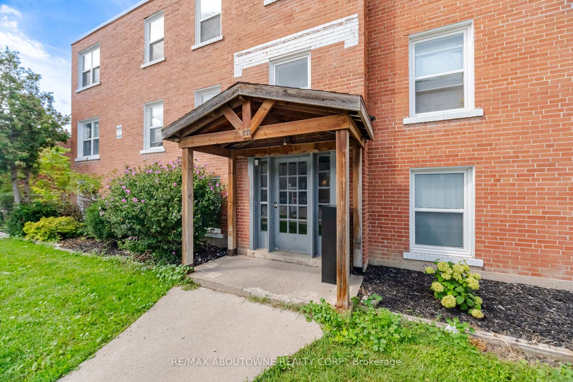 Photo 3 of Unit 1, 133 North Service Road E, Oakville, College Park — HOMEH