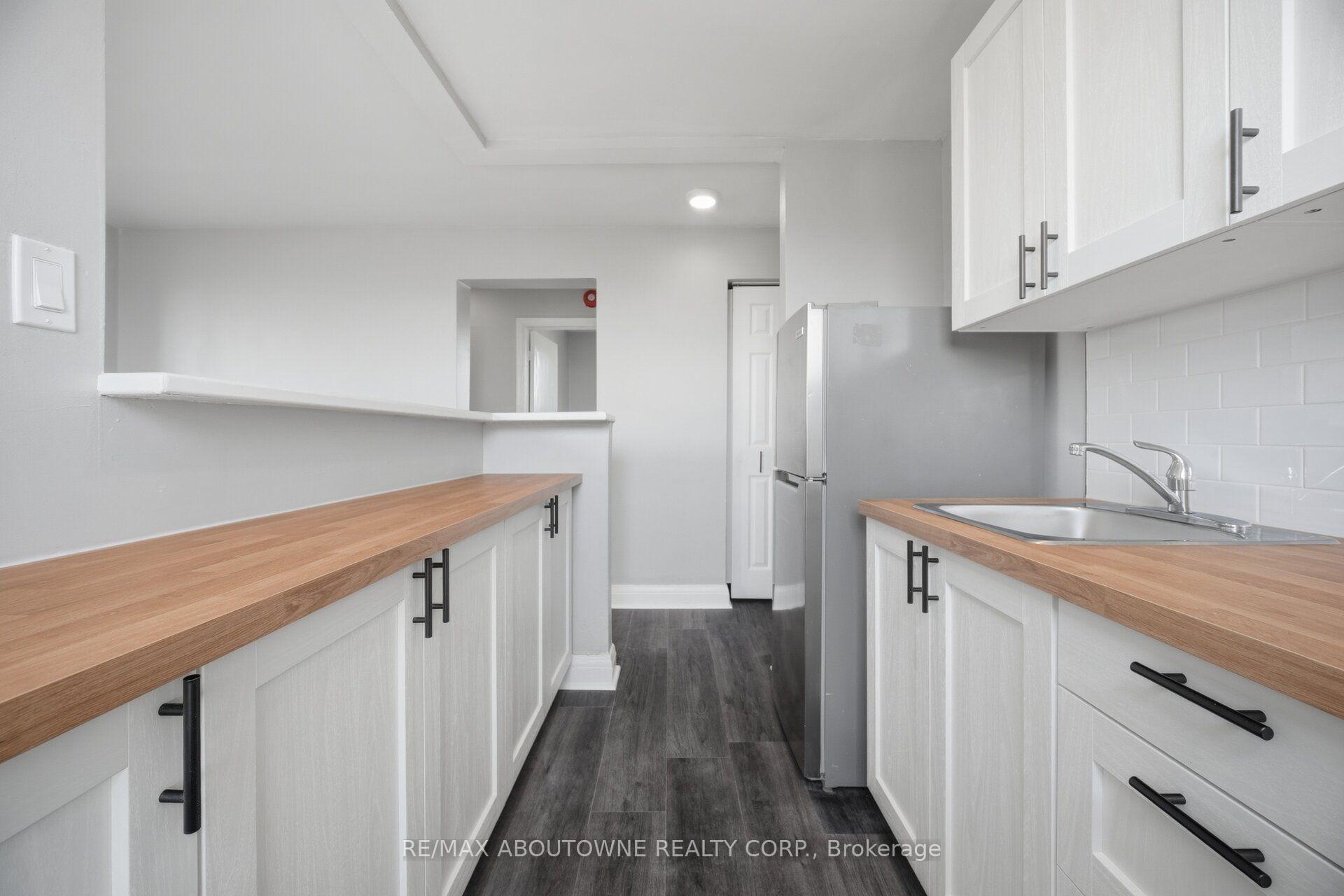 Photo 5 of Unit 1, 133 North Service Road E, Oakville, College Park — HOMEH