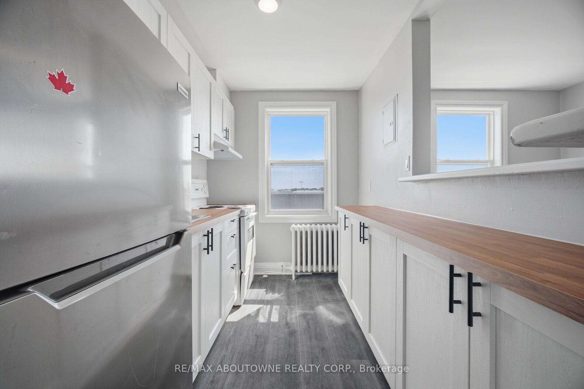 Photo 6 of Unit 1, 133 North Service Road E, Oakville, College Park — HOMEH