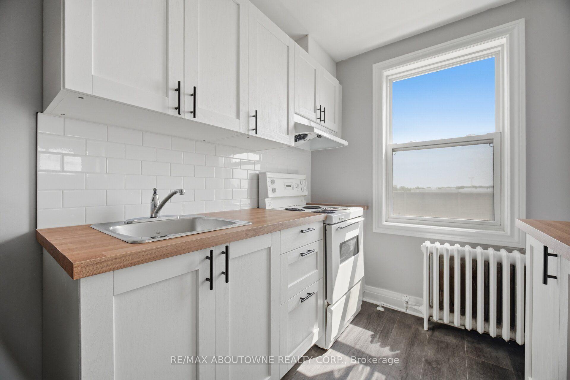 Photo 7 of Unit 1, 133 North Service Road E, Oakville, College Park — HOMEH
