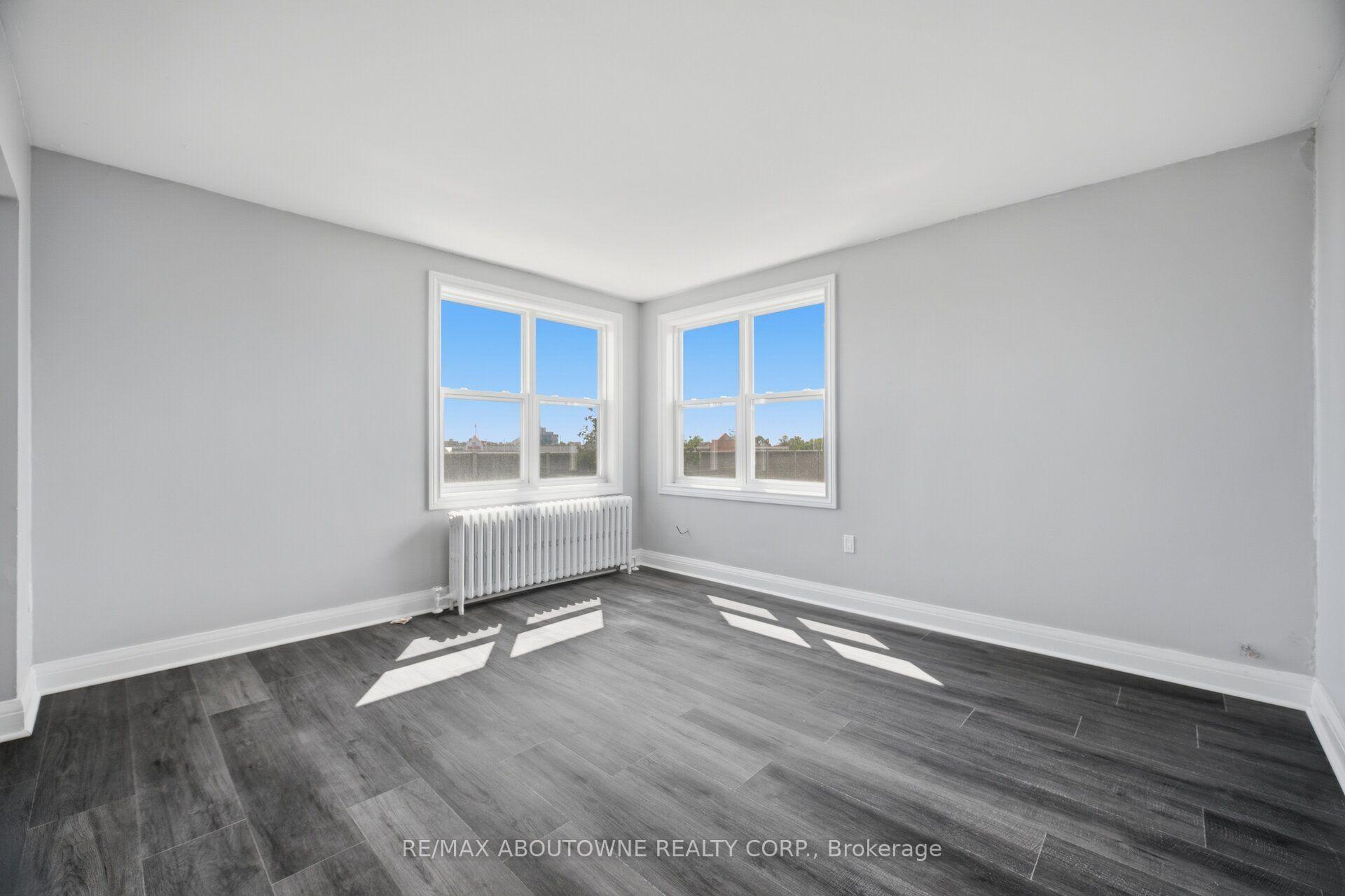Photo 13 of Unit 1, 133 North Service Road E, Oakville, College Park — HOMEH