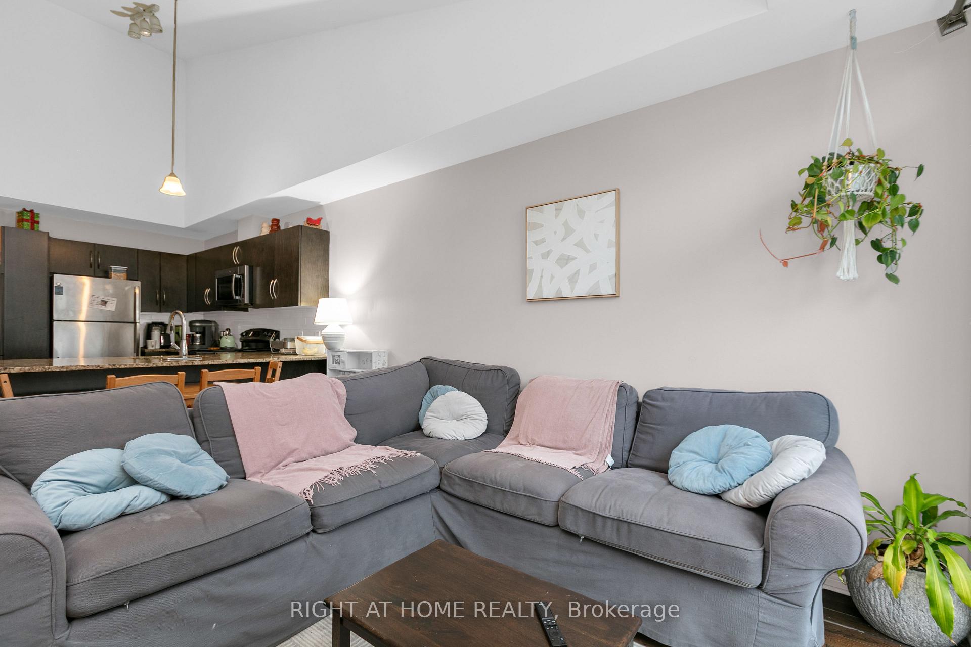 Photo 3 of Unit E, 318 Everest Private, Ottawa, Elmvale Acres — HOMEH