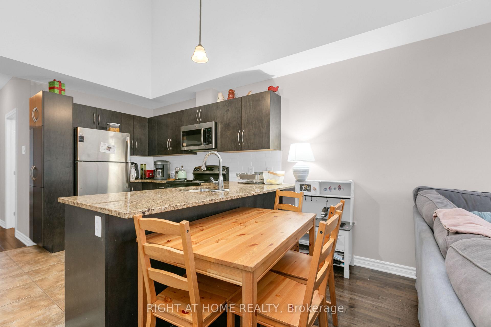 Photo 6 of Unit E, 318 Everest Private, Ottawa, Elmvale Acres — HOMEH