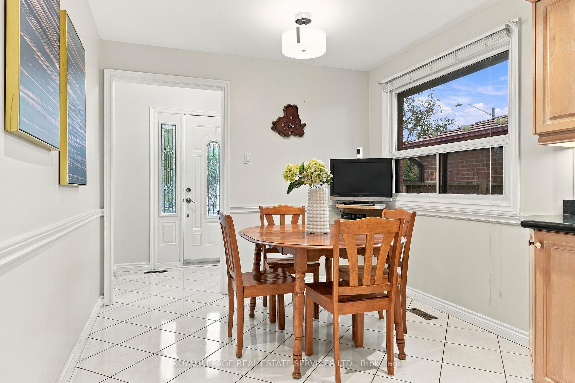 Photo 9 of 476 Michelle Row, Mississauga, Mississauga Valleys — HOMEH