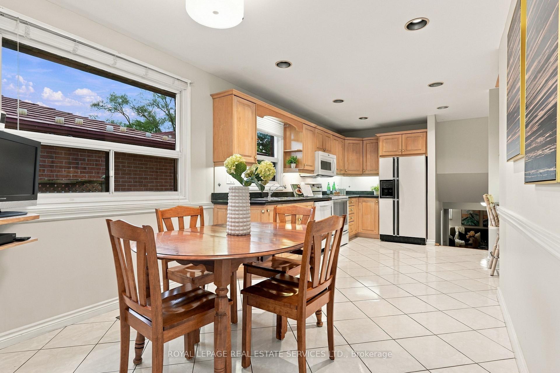 Photo 10 of 476 Michelle Row, Mississauga, Mississauga Valleys — HOMEH