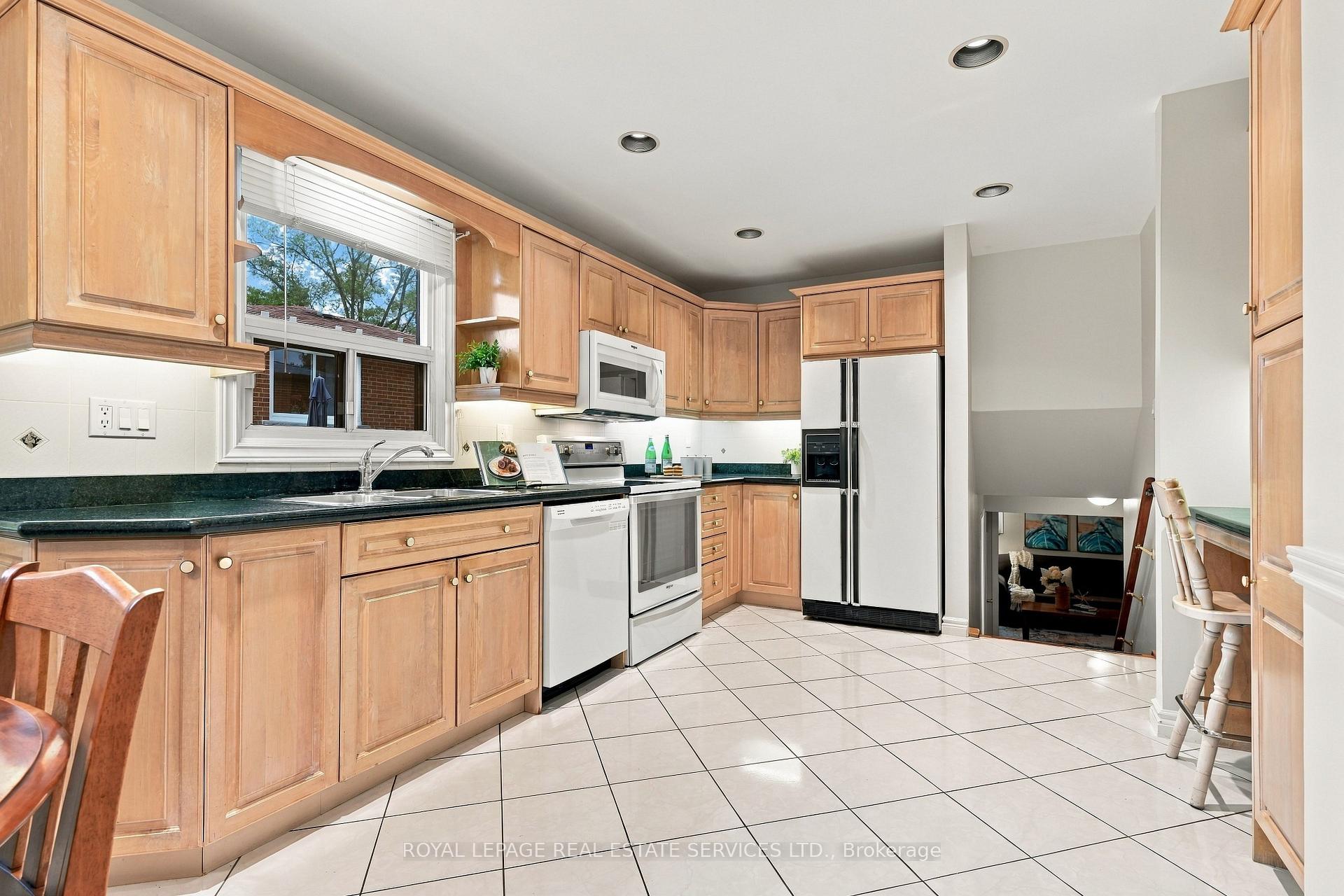 Photo 11 of 476 Michelle Row, Mississauga, Mississauga Valleys — HOMEH