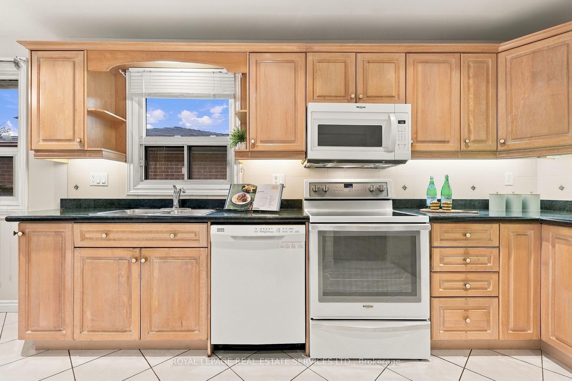 Photo 12 of 476 Michelle Row, Mississauga, Mississauga Valleys — HOMEH