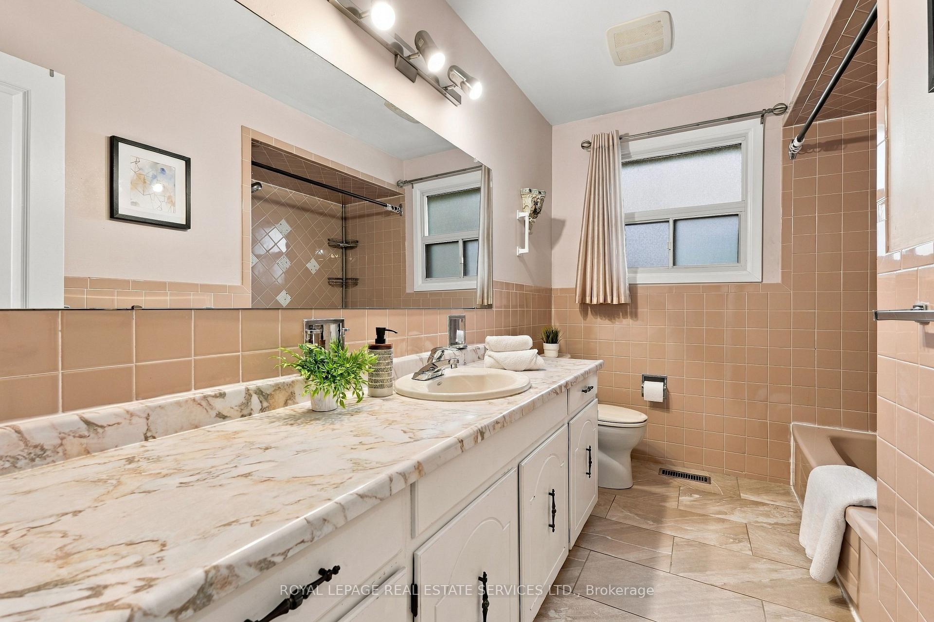 Photo 13 of 476 Michelle Row, Mississauga, Mississauga Valleys — HOMEH