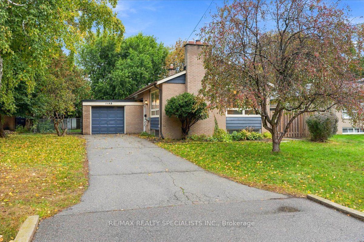 Photo 3 of 1199 Whittington Road, Mississauga, Clarkson — HOMEH
