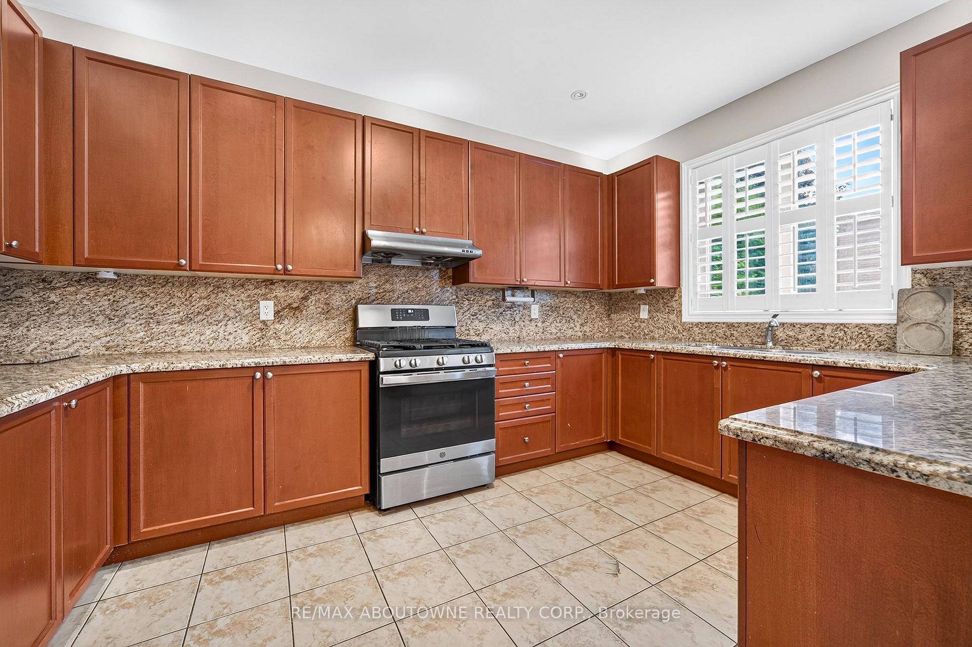 Photo 8 of 2232 Millstone Drive, Oakville, Westmount — HOMEH