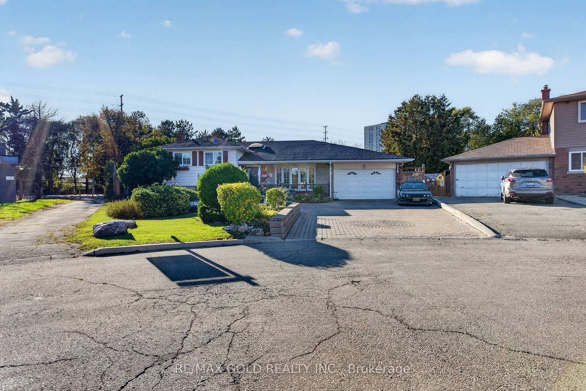 Photo 3 of 8 Easton Place, Brampton, Southgate — HOMEH