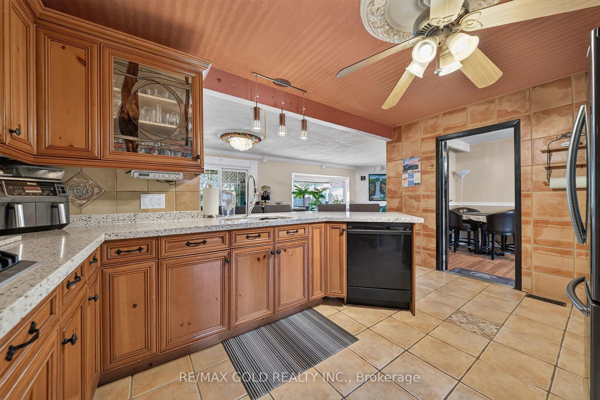 Photo 16 of 8 Easton Place, Brampton, Southgate — HOMEH