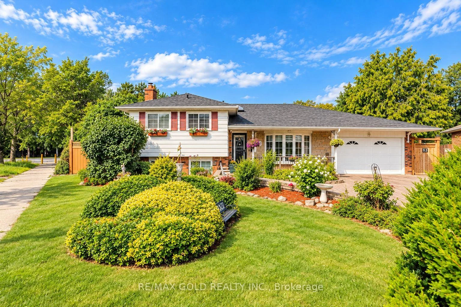 Photo 2 of 8 Easton Place, Brampton, Southgate — HOMEH