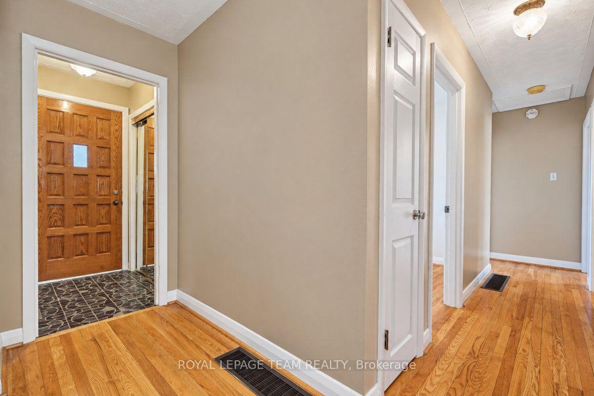 Photo 4 of 48 Harris Place, Ottawa, Meadowlands/St. Claire Gardens — HOMEH