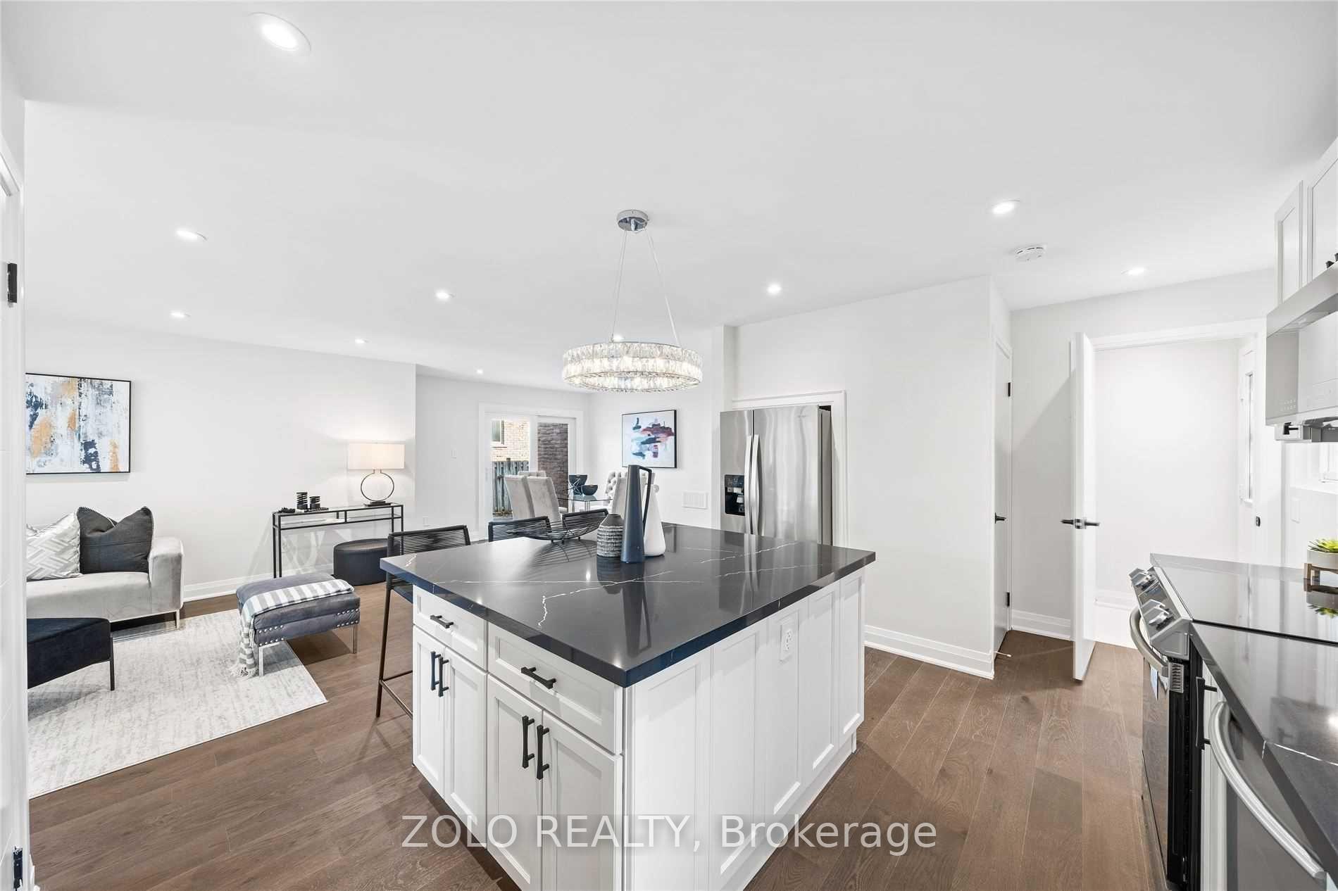 Photo 4 of 20 Eastman Crescent, Newmarket, Huron Heights-Leslie Valley — HOMEH