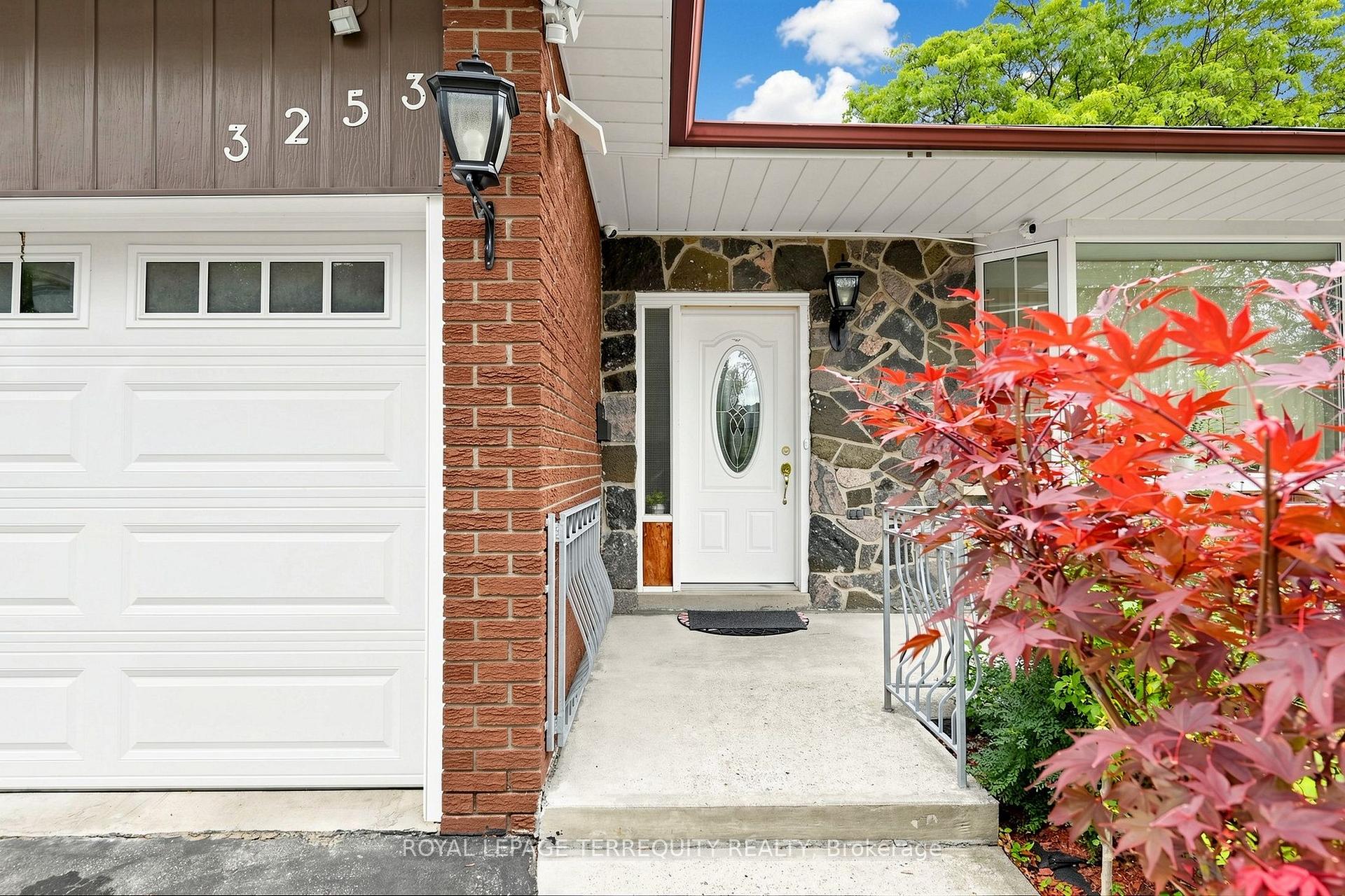 Photo 2 of 3253 Ibbetson Crescent, Mississauga, Erindale — HOMEH