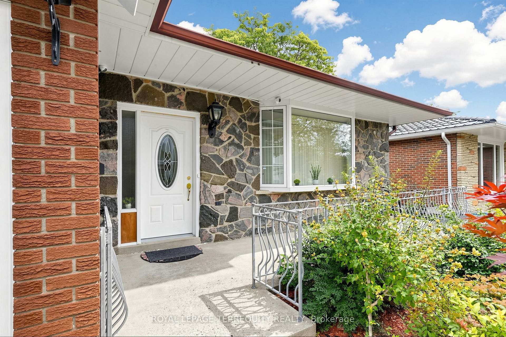 Photo 3 of 3253 Ibbetson Crescent, Mississauga, Erindale — HOMEH