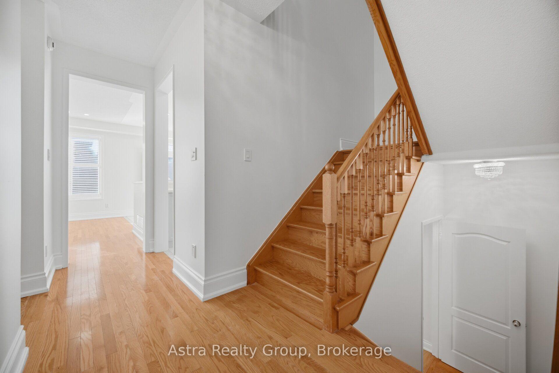 Photo 17 of 47 Reindeer Crescent, Vaughan, Vellore Village — HOMEH
