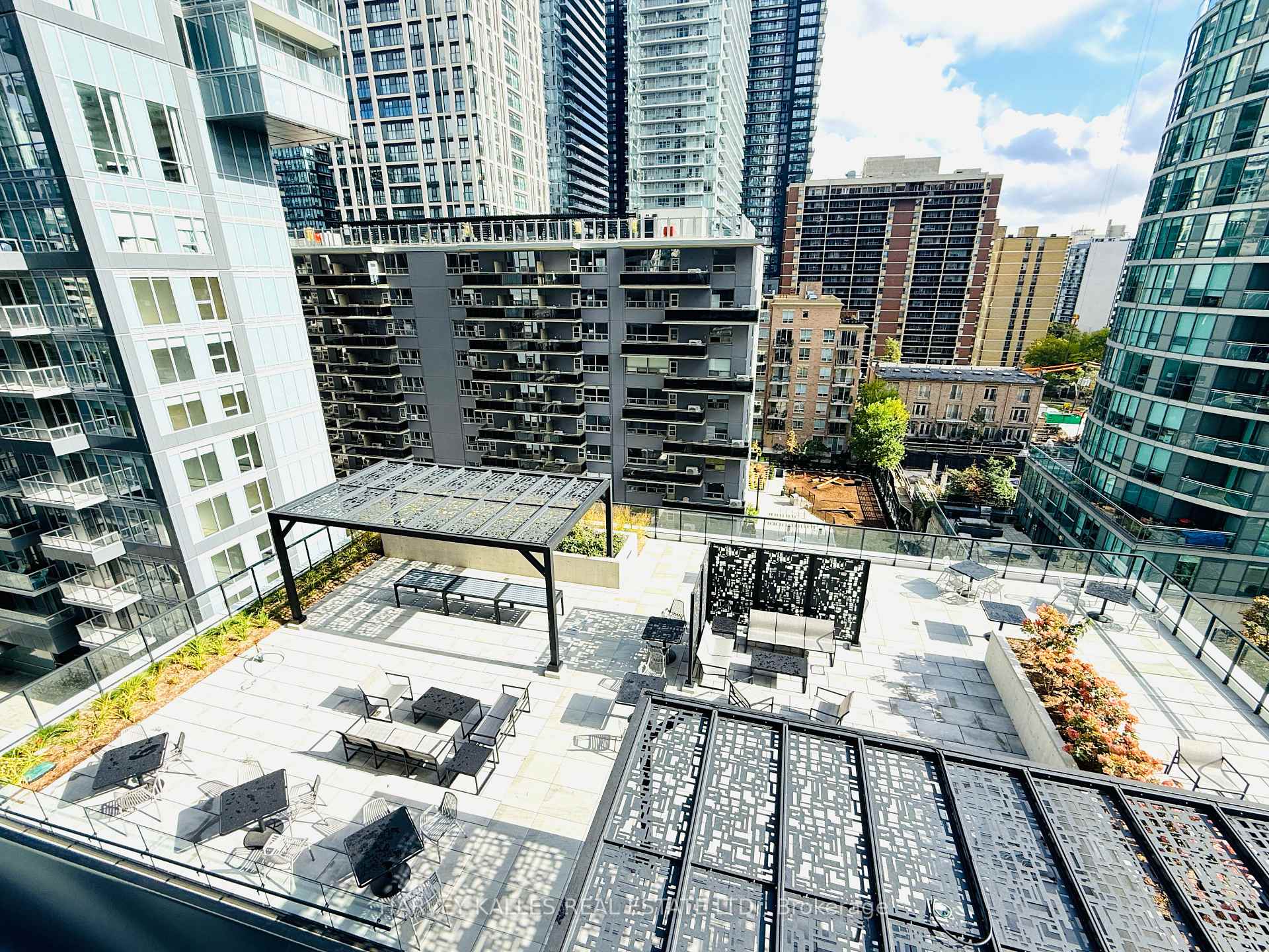 Photo 7 of Unit 704, 65 Broadway Avenue, Toronto, Mount Pleasant West — HOMEH