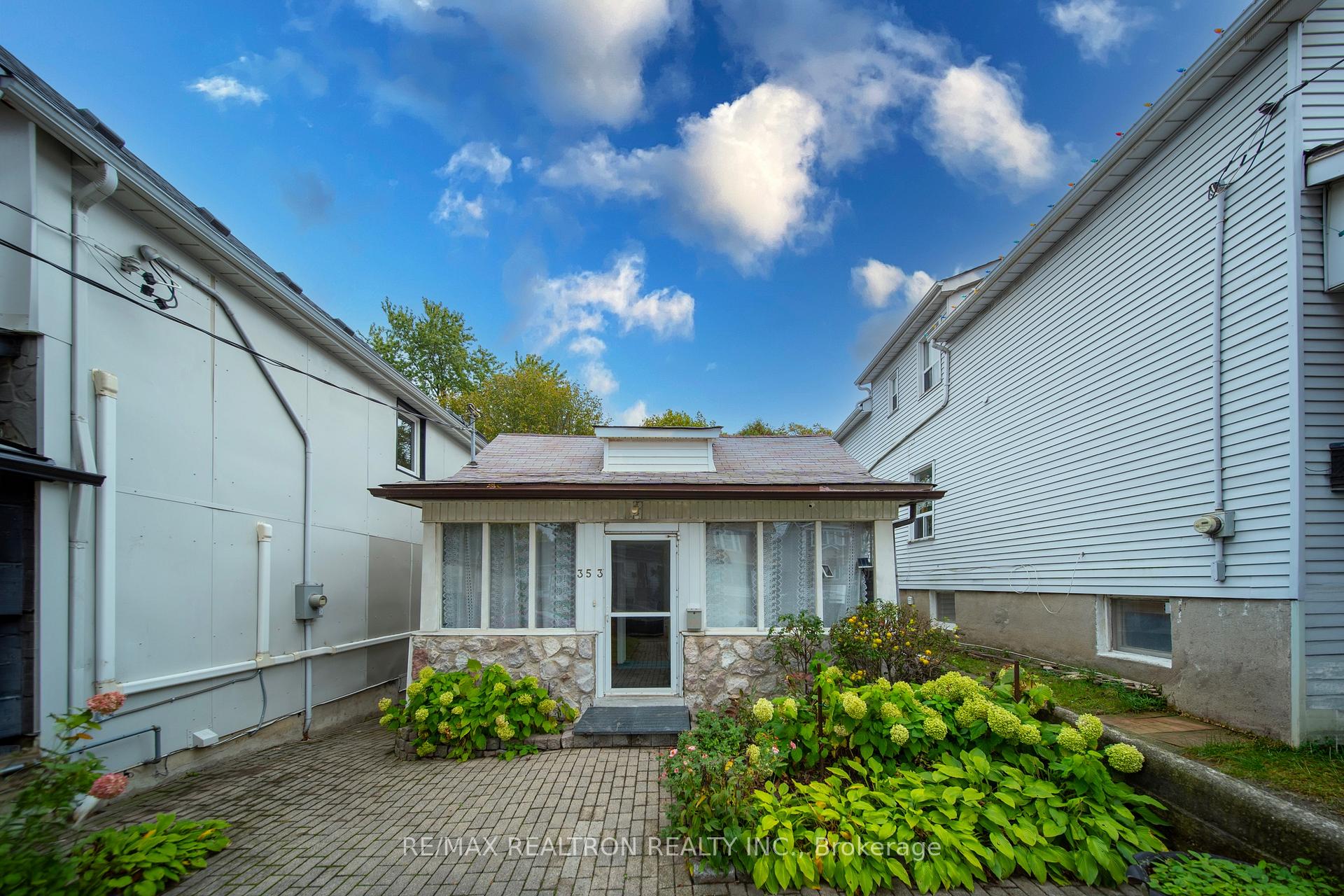 Photo of 353 Rhodes Avenue